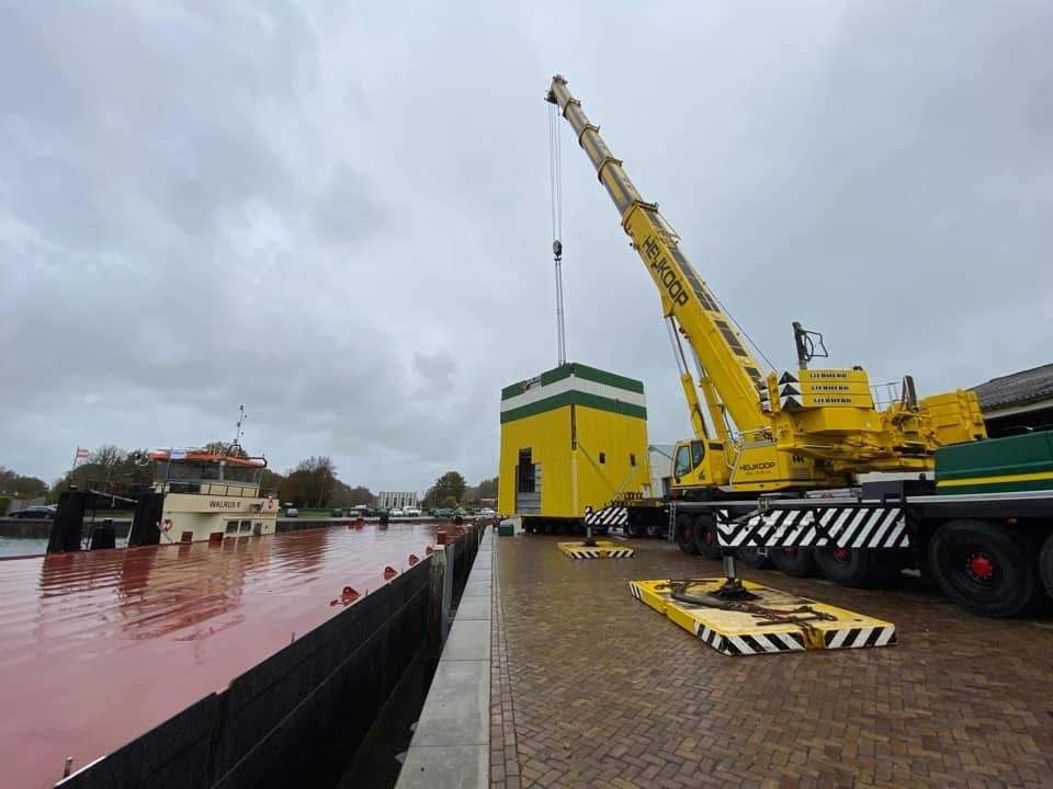 Betoncentrale wordt met een telekraan verhuisd van Zierikzee naar Breskens
