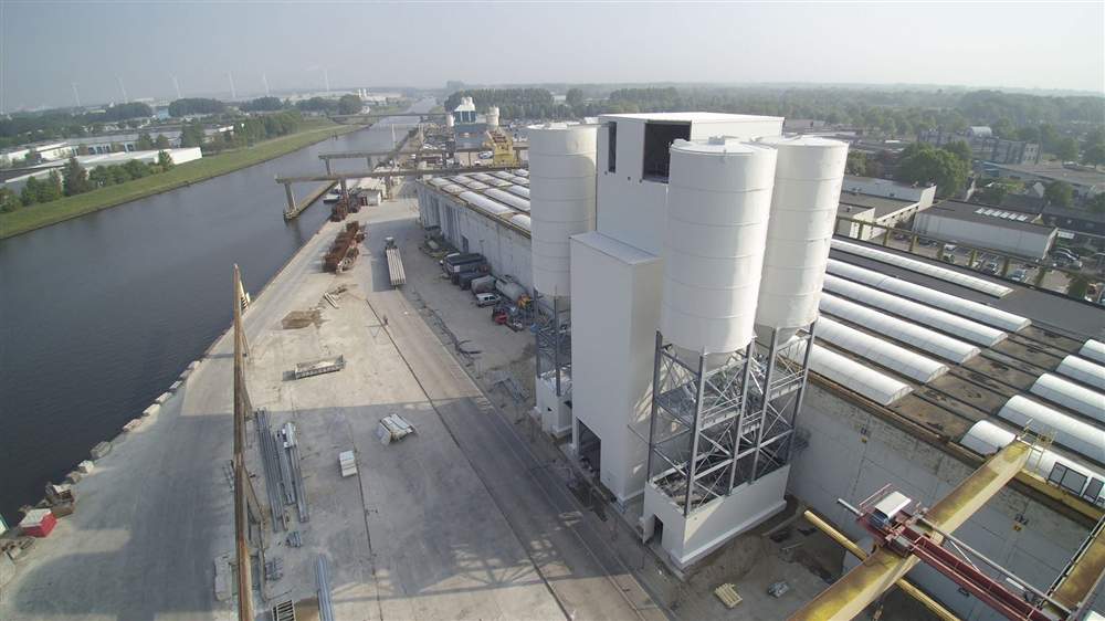 Luchtfoto van de nieuwe palenfabriek van Lodewikus aan het water