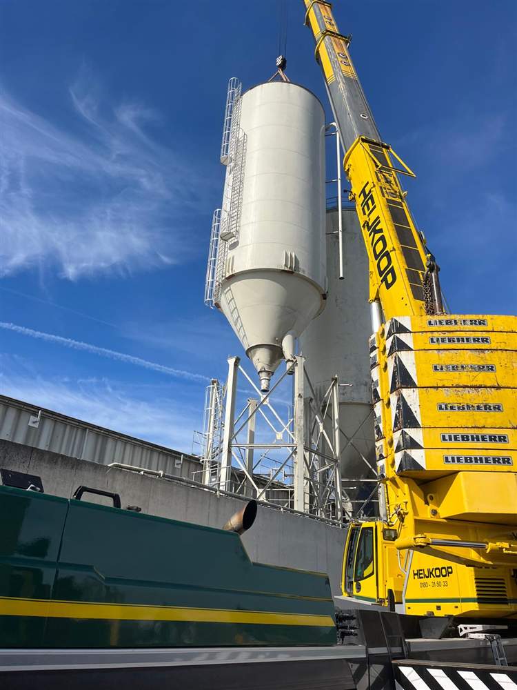 Cementsilo aan een telekraan tijdens het verplaatsen door Loke B.V.