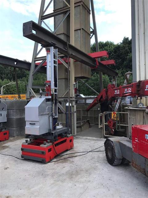 Werk aan de elevator van een betoncentrale